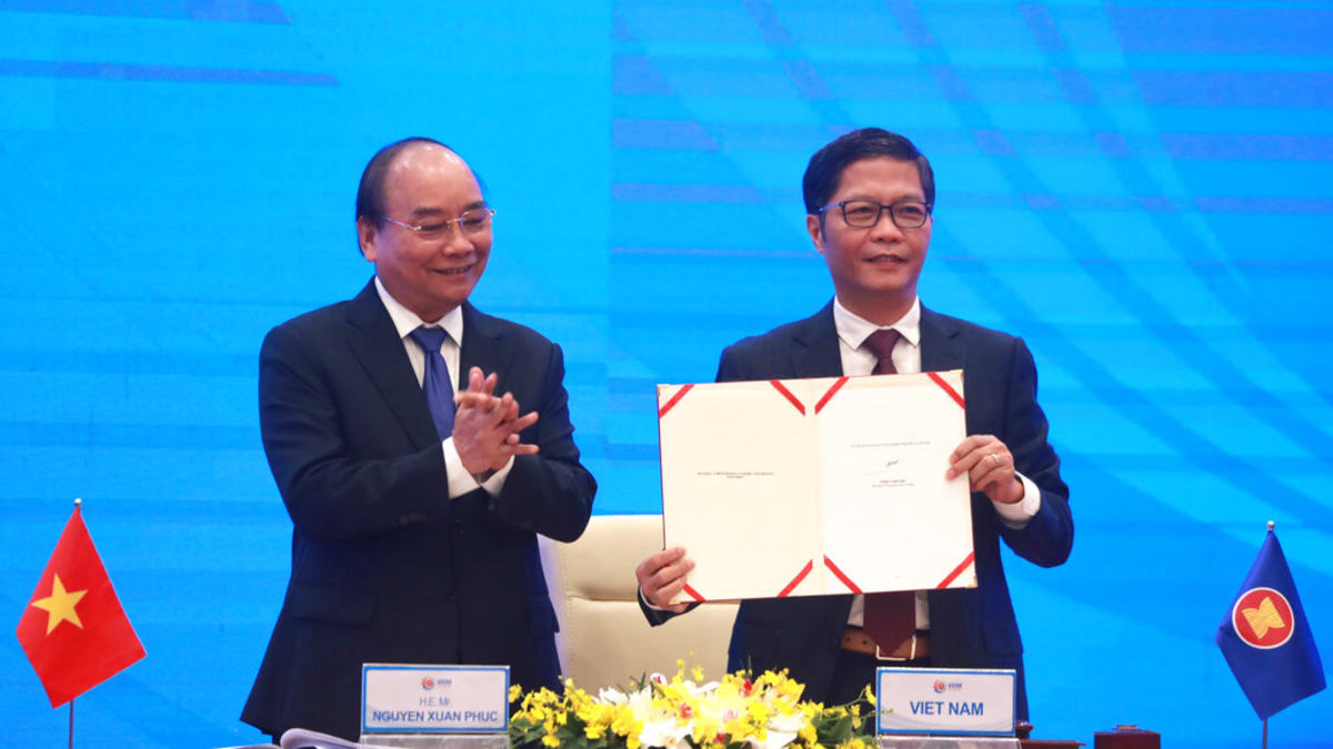 Vietnamský premiér Nguyen Xuan Phuc tleská ministrovi obchodu po podpisu dohody RCEP