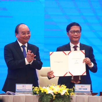Vietnamský premiér Nguyen Xuan Phuc tleská ministrovi obchodu po podpisu dohody RCEP