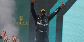 Hamilton slaví. Sedmým titulem mistra světa dotáhl Schumacherův rekord