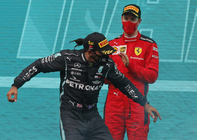 Hamilton sedmým titulem mistra světa vyrovnal Schumacherův rekord