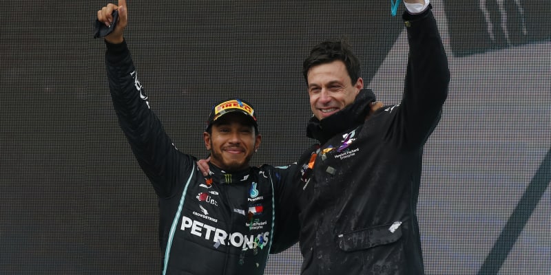 Hamilton sedmým titulem mistra světa vyrovnal Schumacherův rekord