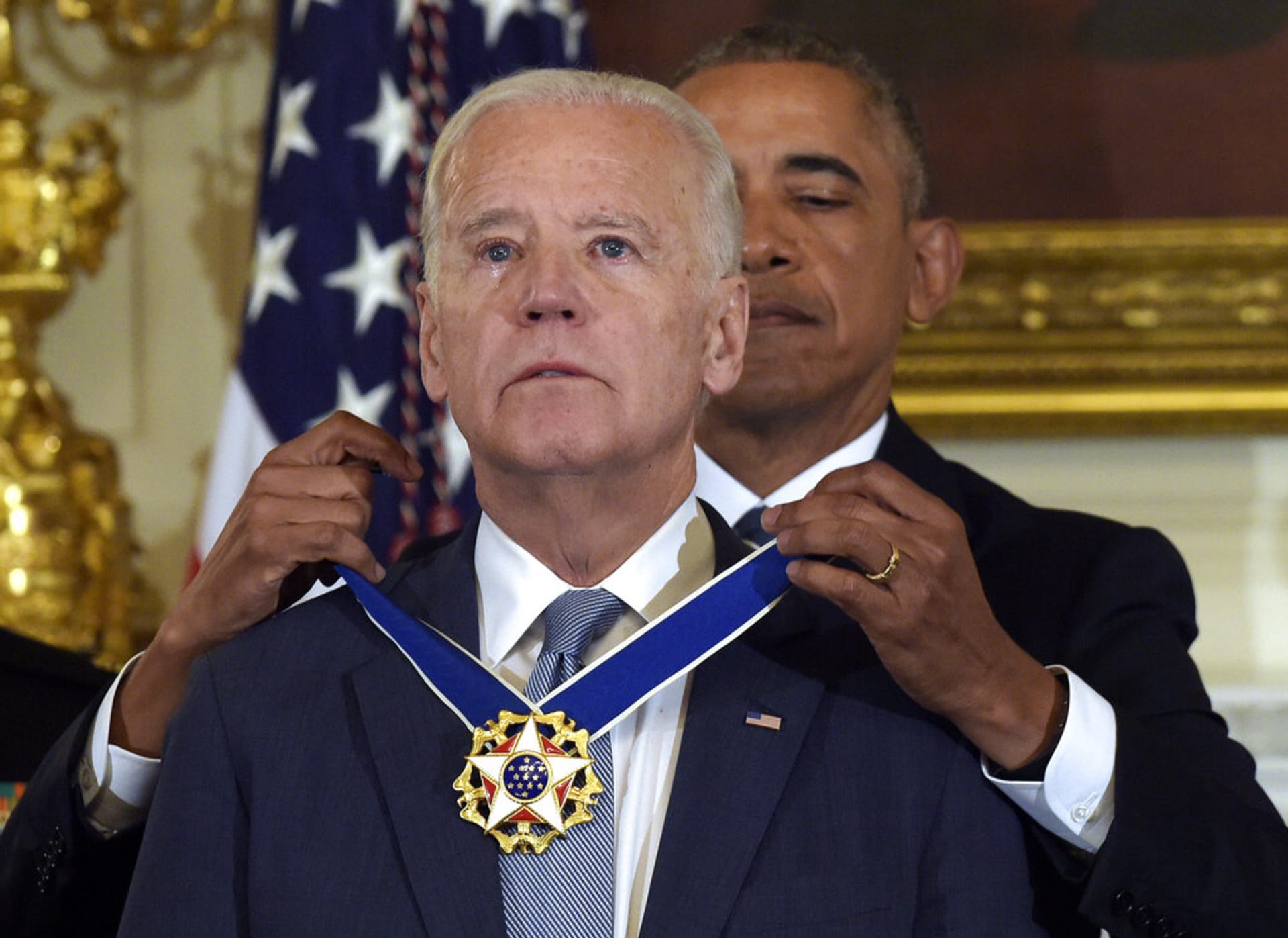 Barack Obama v roce 2017 předává Prezidentskou medaili svobody Joeovi Bidenovi.