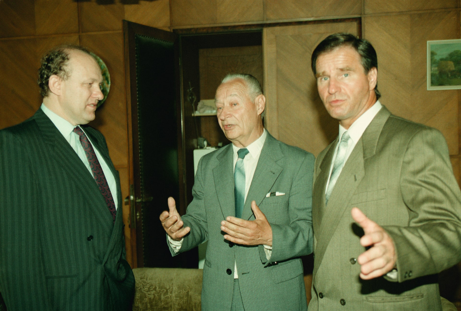 Petr Miller v porevolučních časech při jednání s Mariánem Čalfou (vlevo) a Alexanderem Dubčekem.