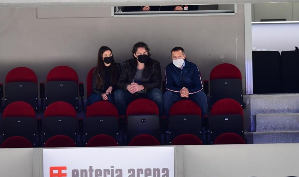 Jaromír Jágr s přítelkyní Dominikou navštívili nedělní zápas Pardubic se Spartou Praha, což se ne všem fanouškům líbilo. Na tribuně sedí také majitel Dynama Petr Dědek (vpravo).