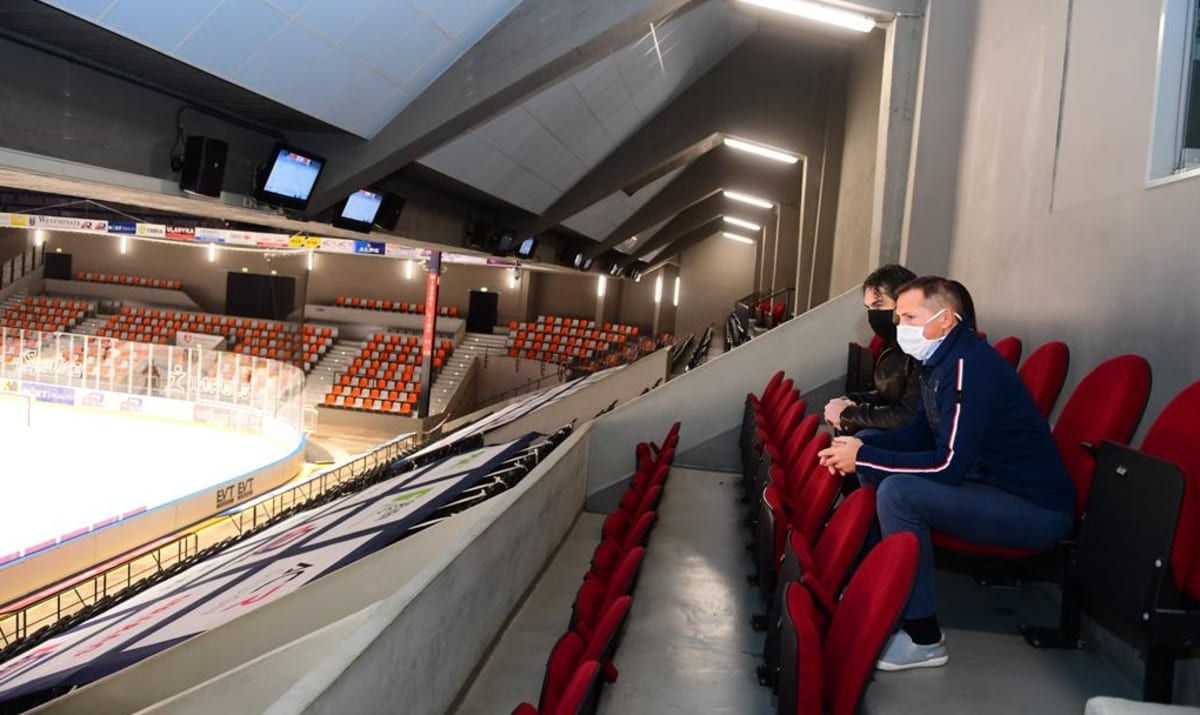 Na prázdných tribunách pardubického stadionu se v neděli vyjímal Jaromír Jágr, který seděl vedle majitele Dynama Petra Dědka. 