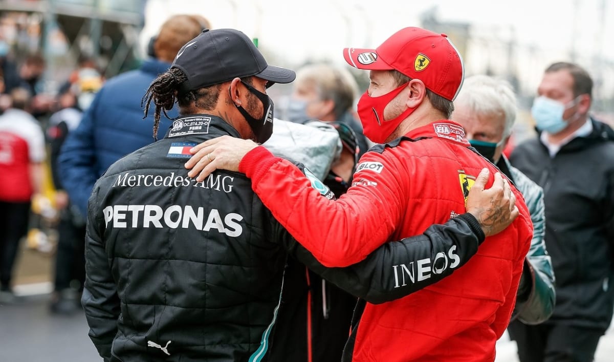 Sebastian Vettel (vpravo) a Lewis Hamilton po konci závodu v Turecku