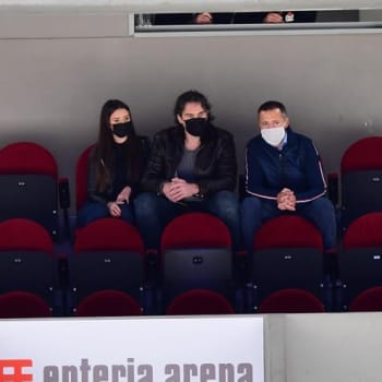 Jaromír Jágr s přítelkyní Dominikou navštívili nedělní zápas Pardubic se Spartou Praha, což se ne všem fanouškům líbilo. Na tribuně sedí také majitel Dynama Petr Dědek.