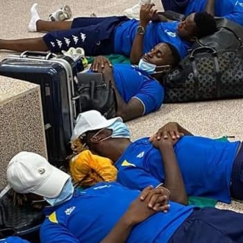 Takto nekomfortně museli hráči gabonské reprezentace trávit několik hodin poté, co jim letištní personál v Gambii zabavil pasy.