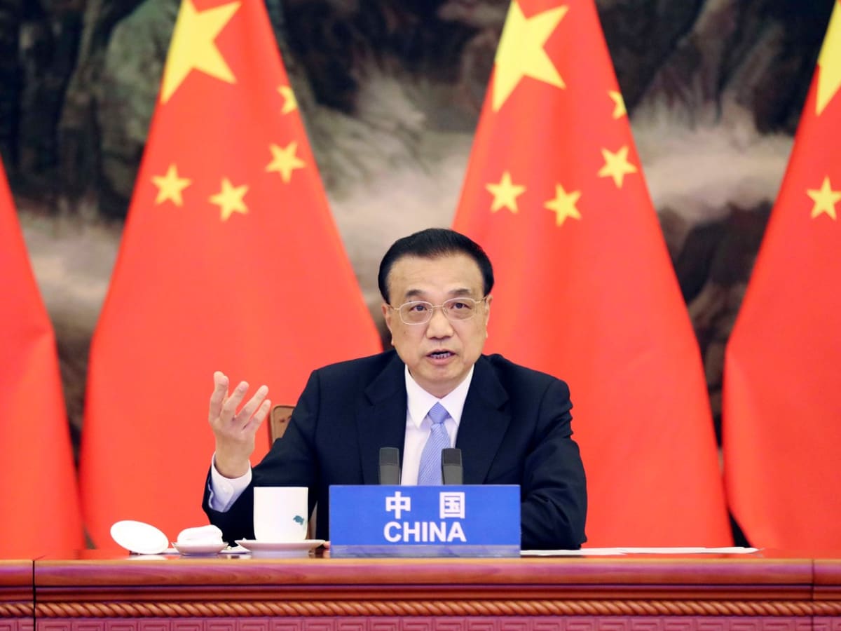 Předseda čínské vlády Li Kche-čchiang při podpisu dohody o Regionálním ekonomickém partnerství