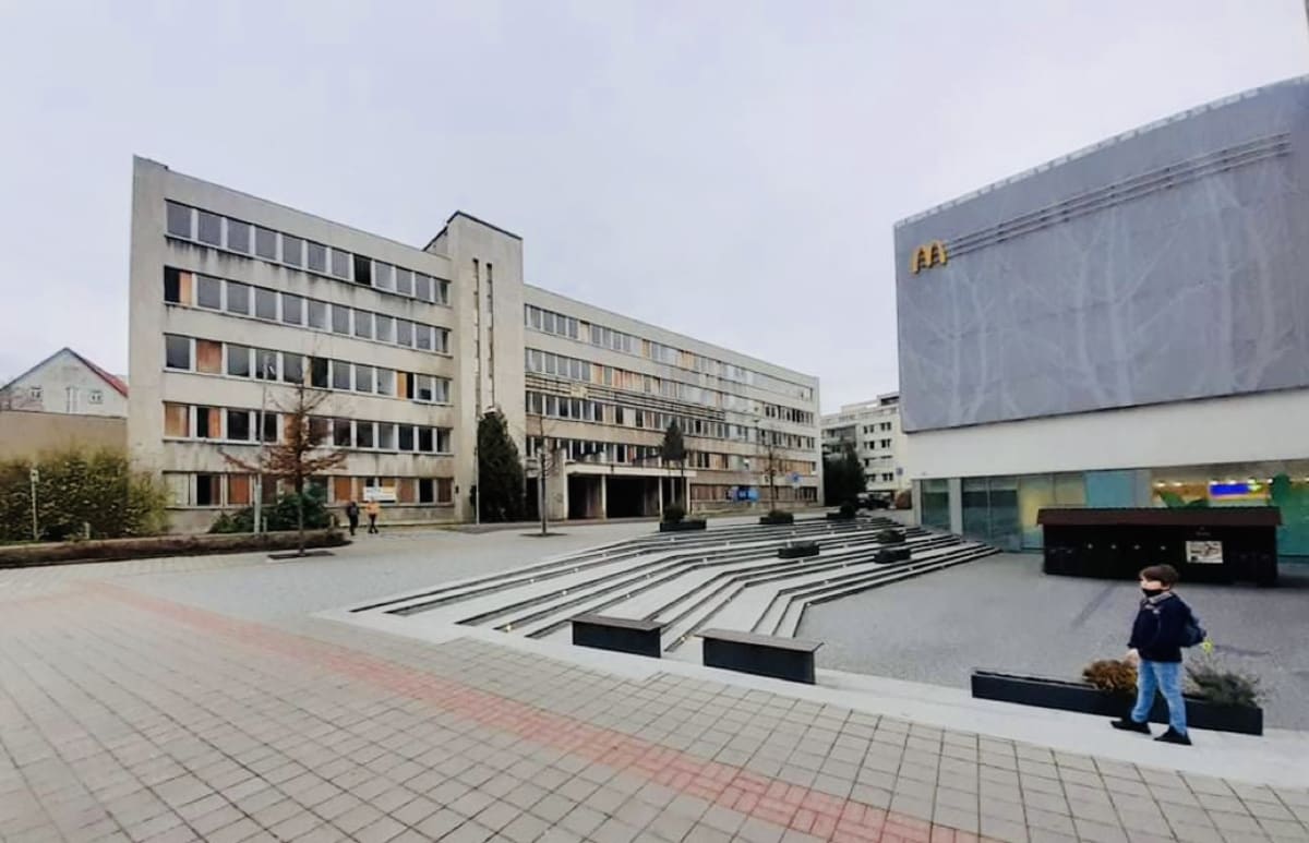 Bývalé sídlo Okresního výboru KSČ v Teplicích je dnes opuštěné a chátrá. Naproti němu stojí nákupní centrum.