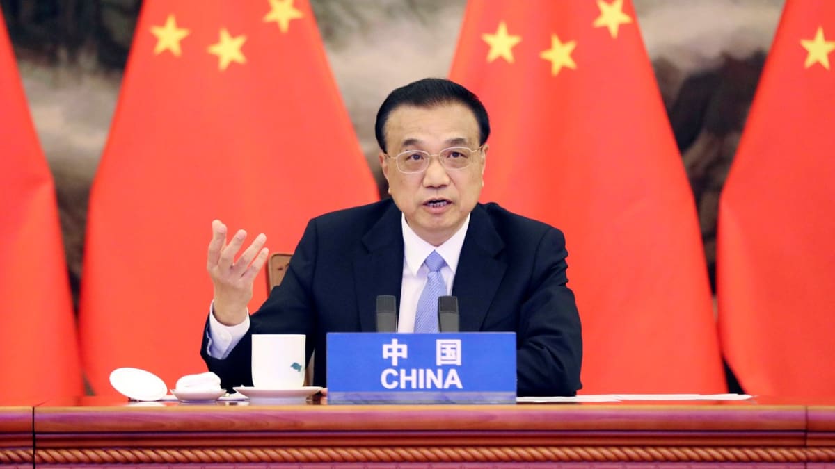 Předseda čínské vlády Li Kche-čchiang při podpisu dohody o Regionálním ekonomickém partnerství