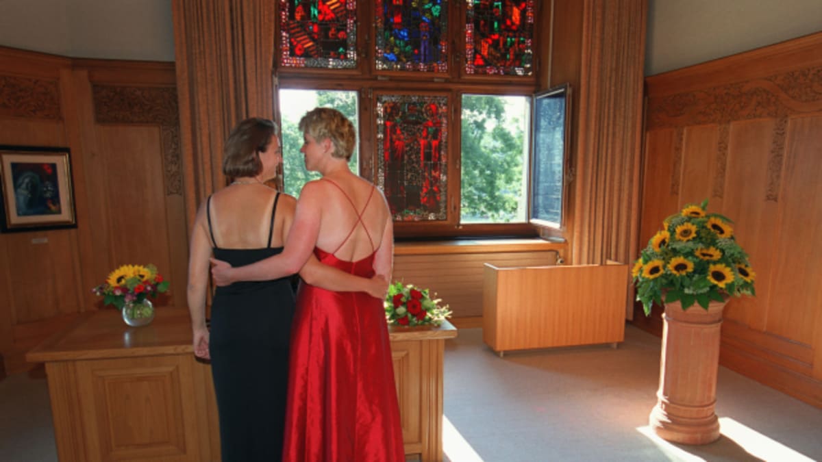 Od středy vláda povolila svatby pro maximálně 15 lidí, homosexuálové partnerství uzavřou jen za přítomnosti matrikáře.