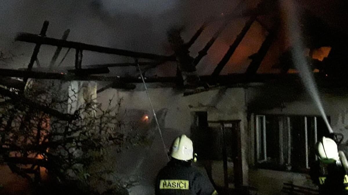 Požár rodinného domu způsobil milionovou škodu.