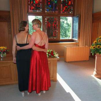 Od středy vláda povolila svatby pro maximálně 15 lidí, homosexuálové partnerství uzavřou jen za přítomnosti matrikáře.