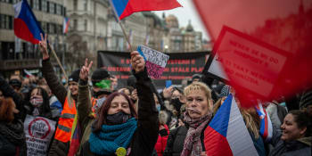 V Praze demonstrovaly stovky lidí bez roušek. Chodník na Národní zaplnily svíčky