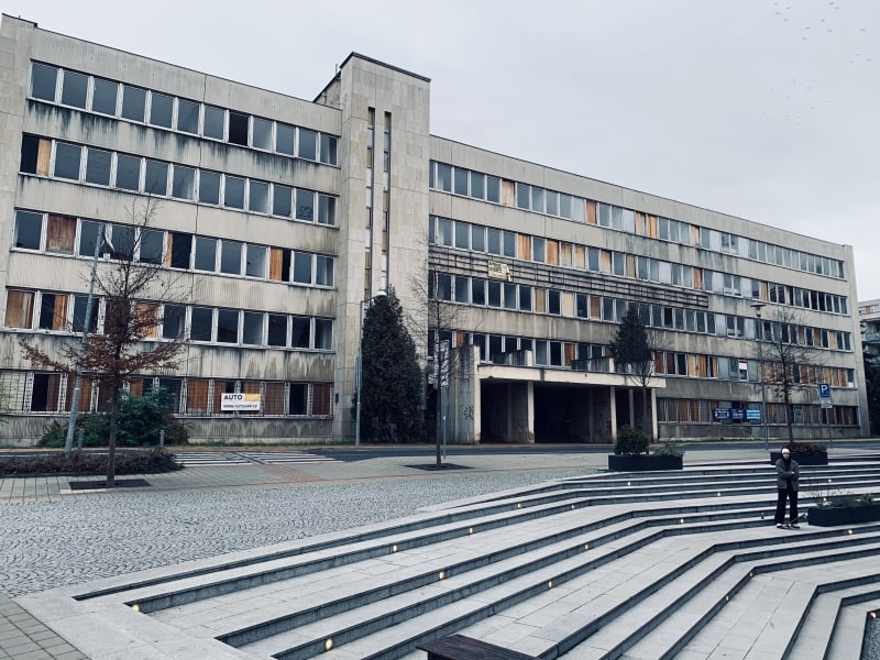 Bývalé sídlo Okresního výboru KSČ v Teplicích je dnes opuštěné a chátrá.