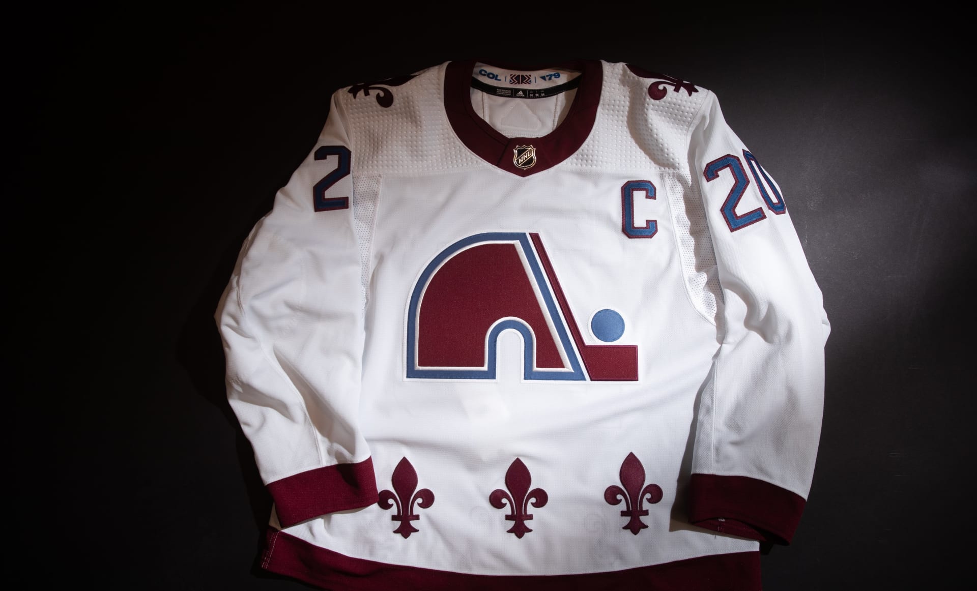 COLORADO AVALANCHE | Místo Colorada Avalanche hrál NHL dříve Québec Nordiques. Speciální dres pro sezonu 2020–2021 kombinuje logo kanadského celku z roku 1979 a současné barvy amerického týmu. 