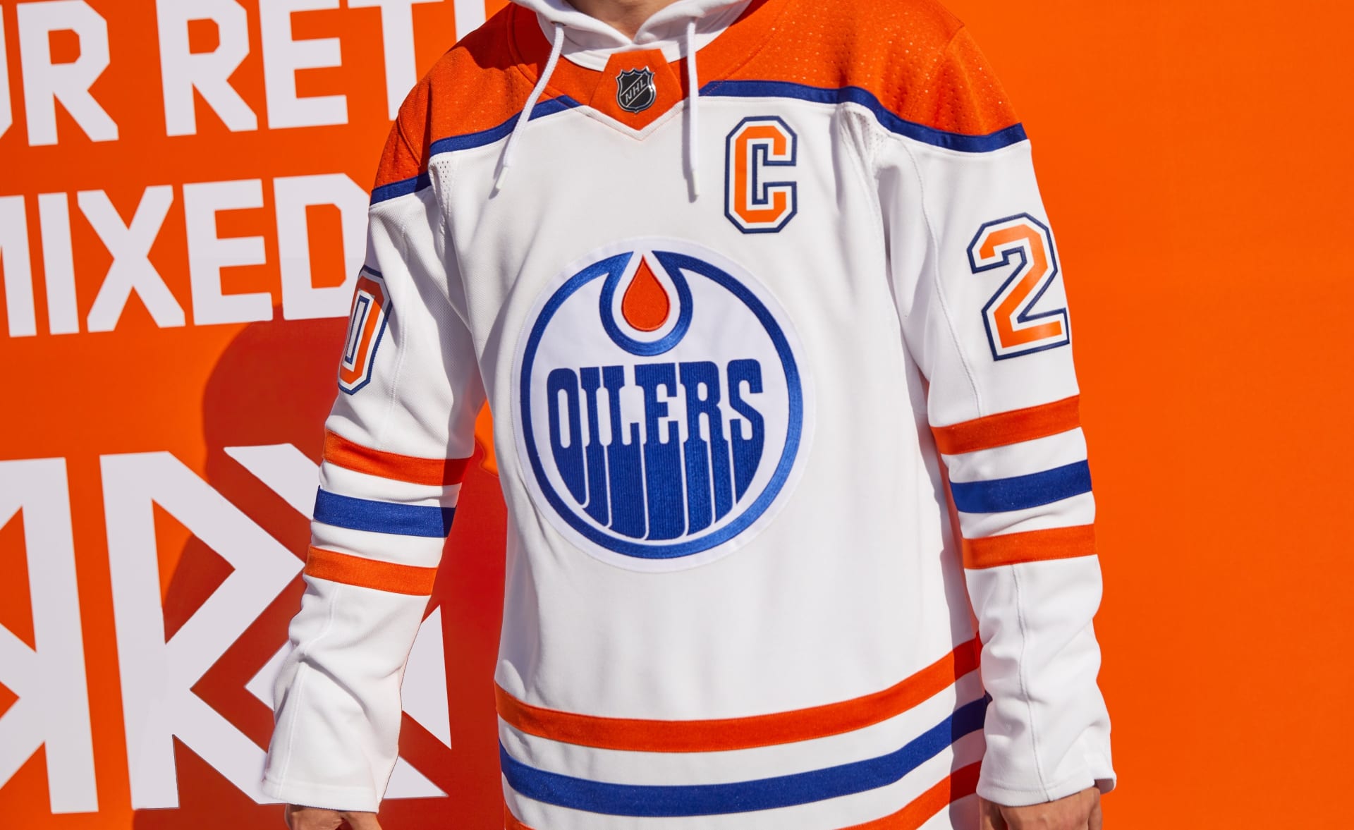 EDMONTON OILERS | Když legendární Wayne Gretzky poprvé vstoupil do NHL, psal se rok 1979. Byl to také premiérový ročník Edmontonu v zámořské soutěži. A právě na inaugurační sezonu dají „Olejáři“ zavzpomínat. Místo „The Great One“ bude oblékat bílo-oranžový dres jedna z největších hvězd současnosti Connor McDavid.