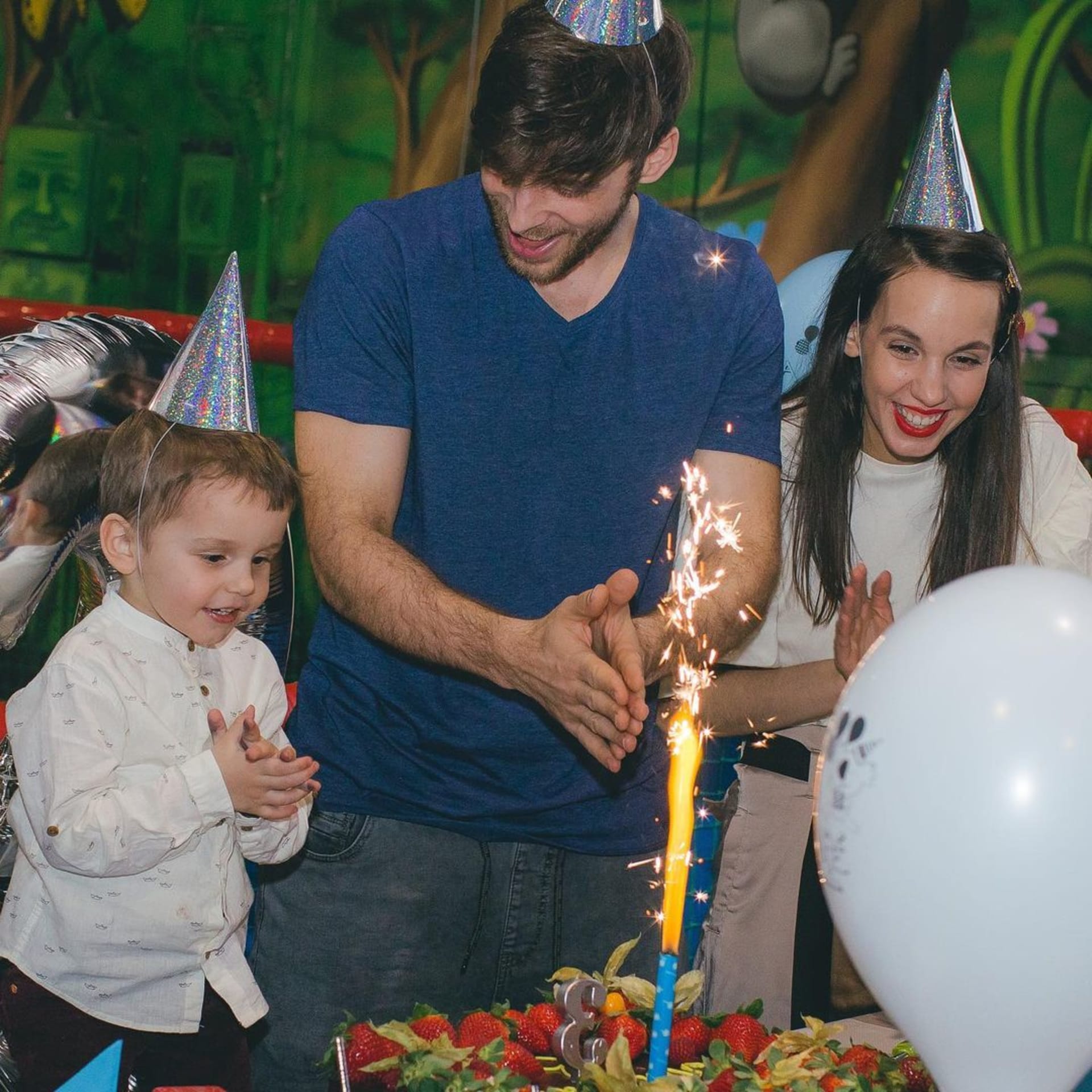 Roman a Míša Tomešovi při oslavě narozenin syna.