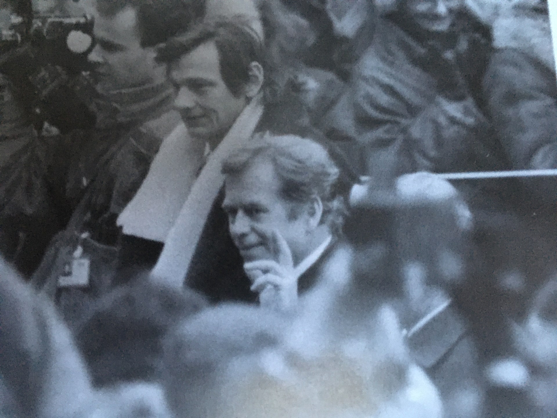 František Kollman (v bílé šále) hlídá v revolučních časech Václava Havla.