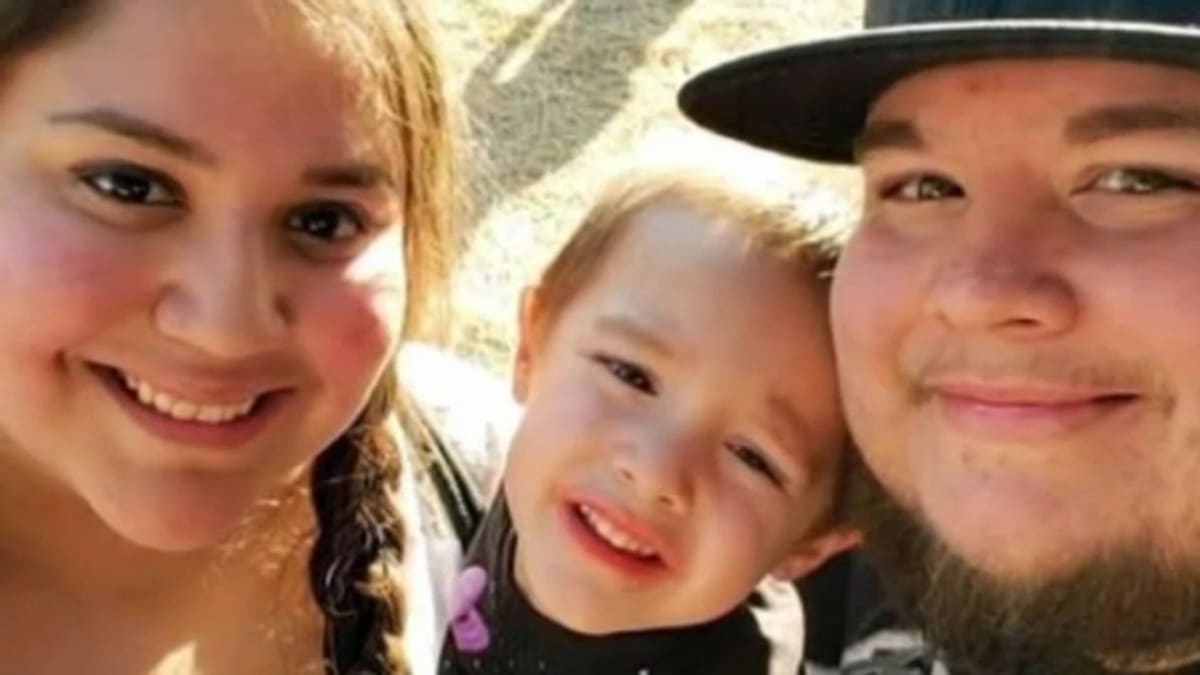 Čtyřletému Raidenu Gonzalezovi zemřeli rodiče na koronavirus