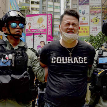 Hongkongská policie s demonstrantem