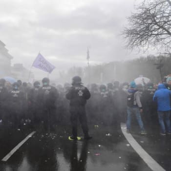 Policie v Německu rozháněla demonstranty vodním dělem.