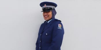 Novozélandská policie zařadí do uniforem hidžáb. Chce přilákat víc muslimek