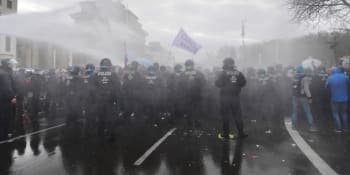 Berlínské demonstrace proti vládě: Policie rozháněla 10 tisíc lidí vodním dělem