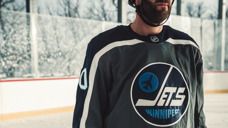 WINNIPEG JETS | Připomínka debutové sezony původního Winnipegu v NHL, tedy ročníku 1979–1980. Barevná kombinace je však oproti té tehdejší jiná.