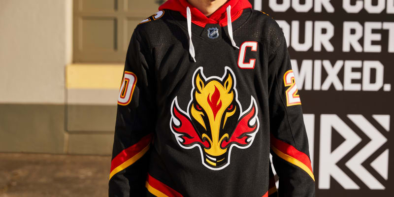 CALGARY FLAMES | V roce 1998 vůbec poprvé v historii Flames zmizelo z dresů velké „C“ a nahradil ho „rozpálený“ kůň. K této variantě se nyní Calgary občasně navrátí.