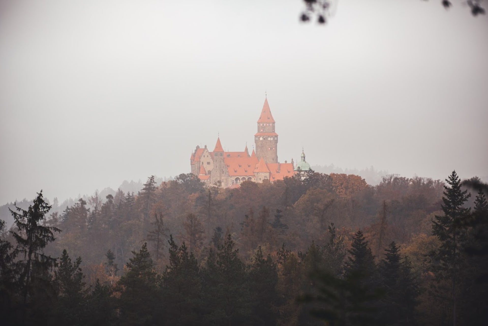 Výhled z vrchu Bakule na hradní skvost střední Moravy - Hrad Bouzov