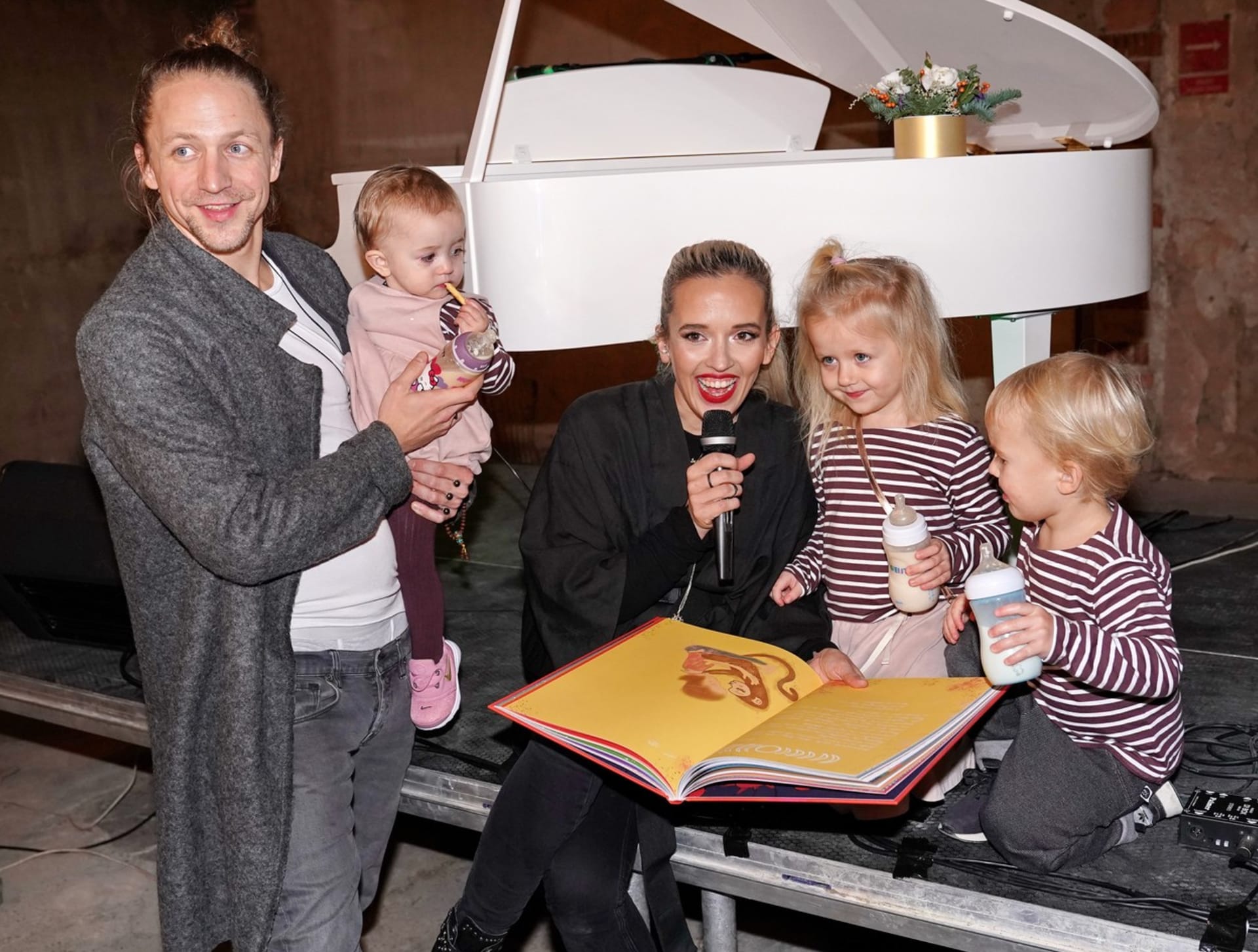 Tomáš Klus s rodinou.