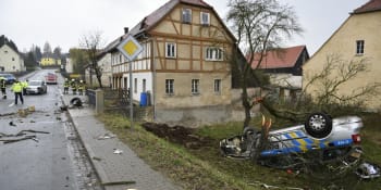 Čeští policisté bourali v Německu při stíhání podezřelého. Auto skončilo na střeše