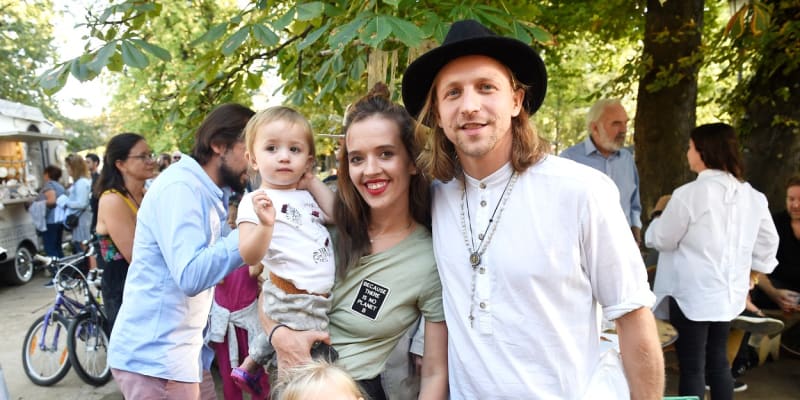 Tomáš Klus s manželkou a nejstarší dcerou a synem.