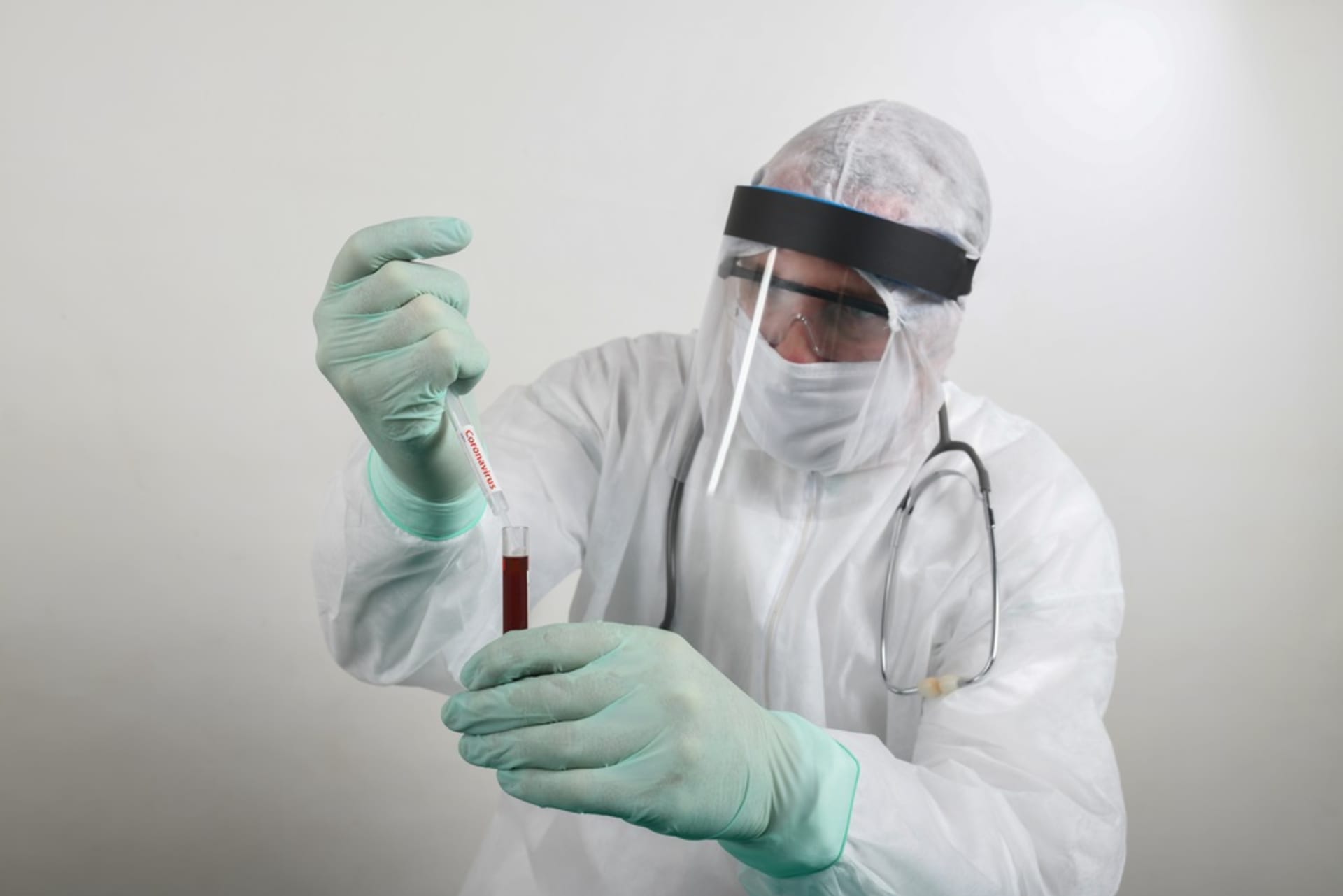 Lékař se vzorkem krve (ilustrační snímek)