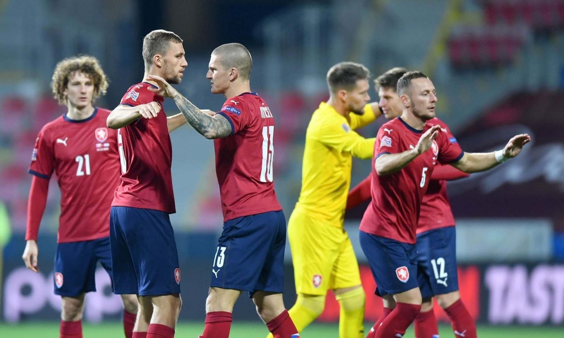 Čeští fotbalisté se radují z výhry 2:0 nad Slovenskem a postupem do elitní divize Ligy národů.
