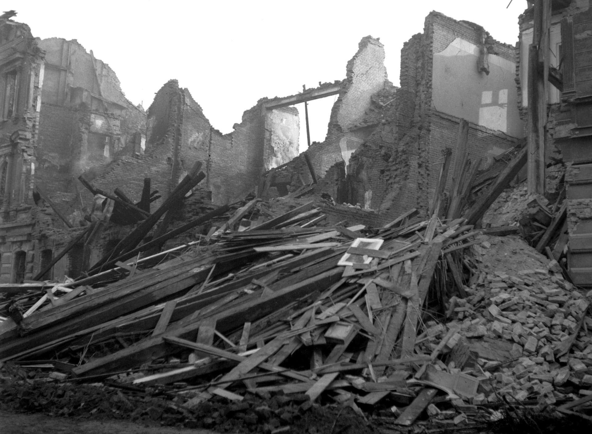 Hromada suti po bombardování Brna.