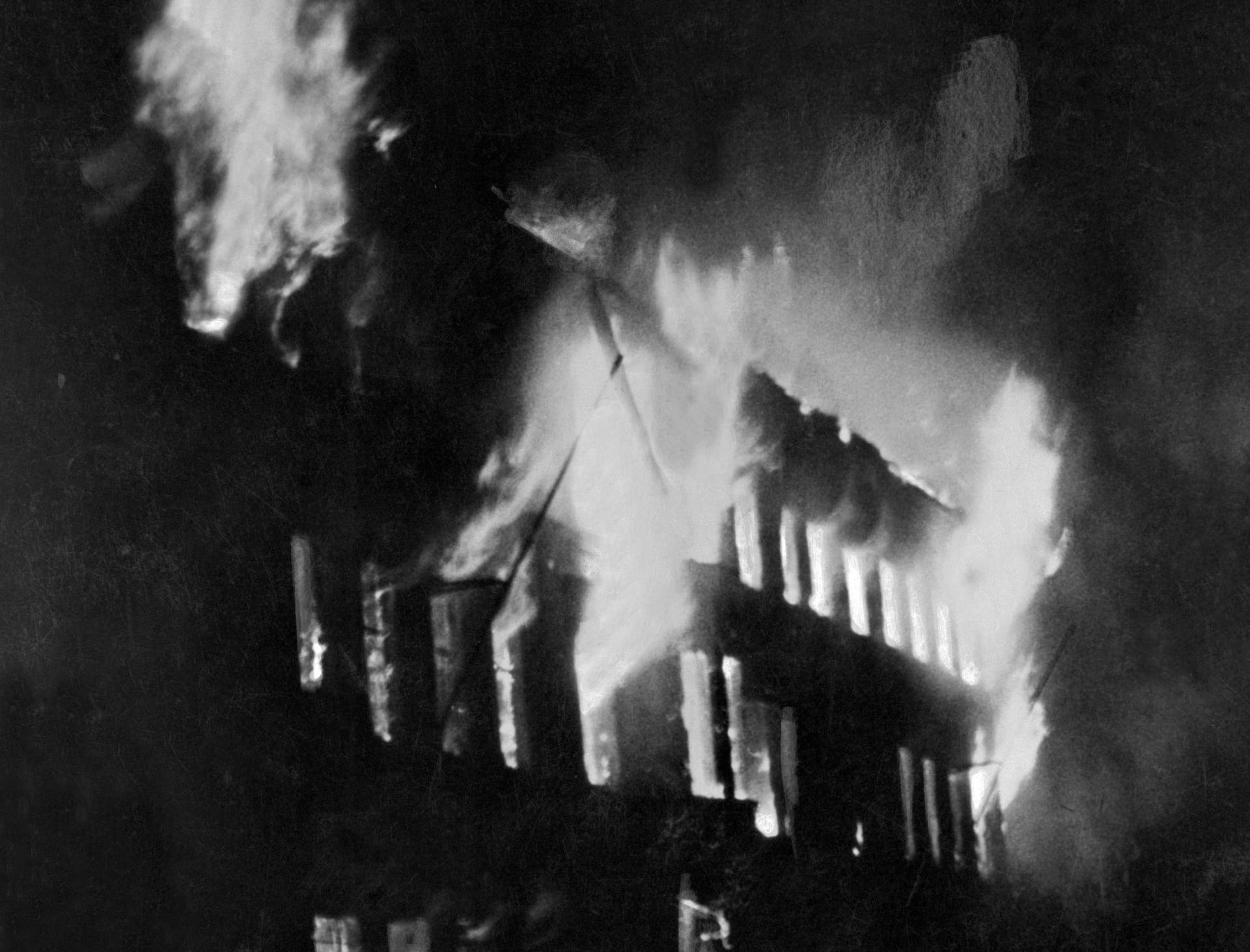 Hořící brněnský dům po bombardování z listopadu 1944.