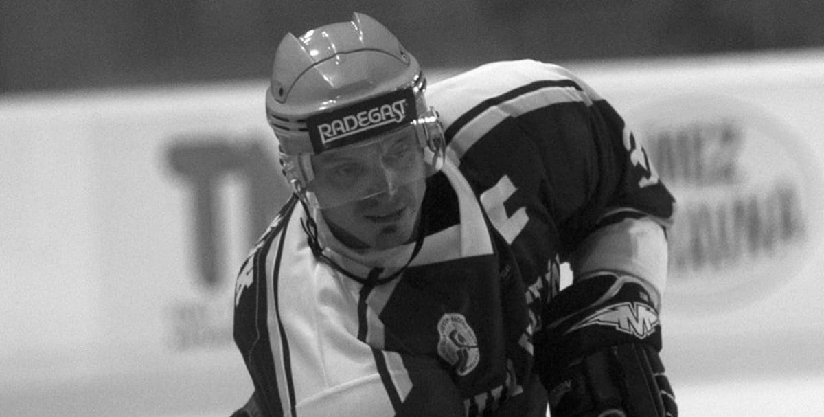 Bývalý hokejový obránce Michal Šafařík, který pomohl Vsetínu k několika titulům, zemřel ve věku pouhých 43 let.