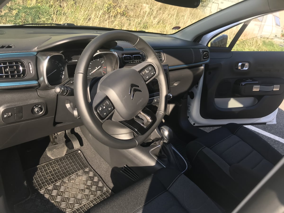 Interiér vozu Citroen C3 SHINE potěší oko