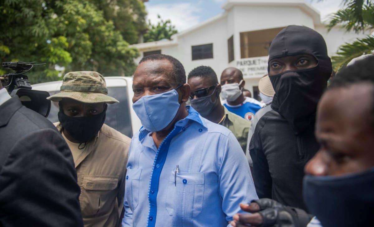 Předseda haitského svazu Yves Jean-Bart (uprostřed) měl opakovaně sexuálně zneužívat hráčky. Dostal jako trest doživotní zákaz působení ve fotbale. 