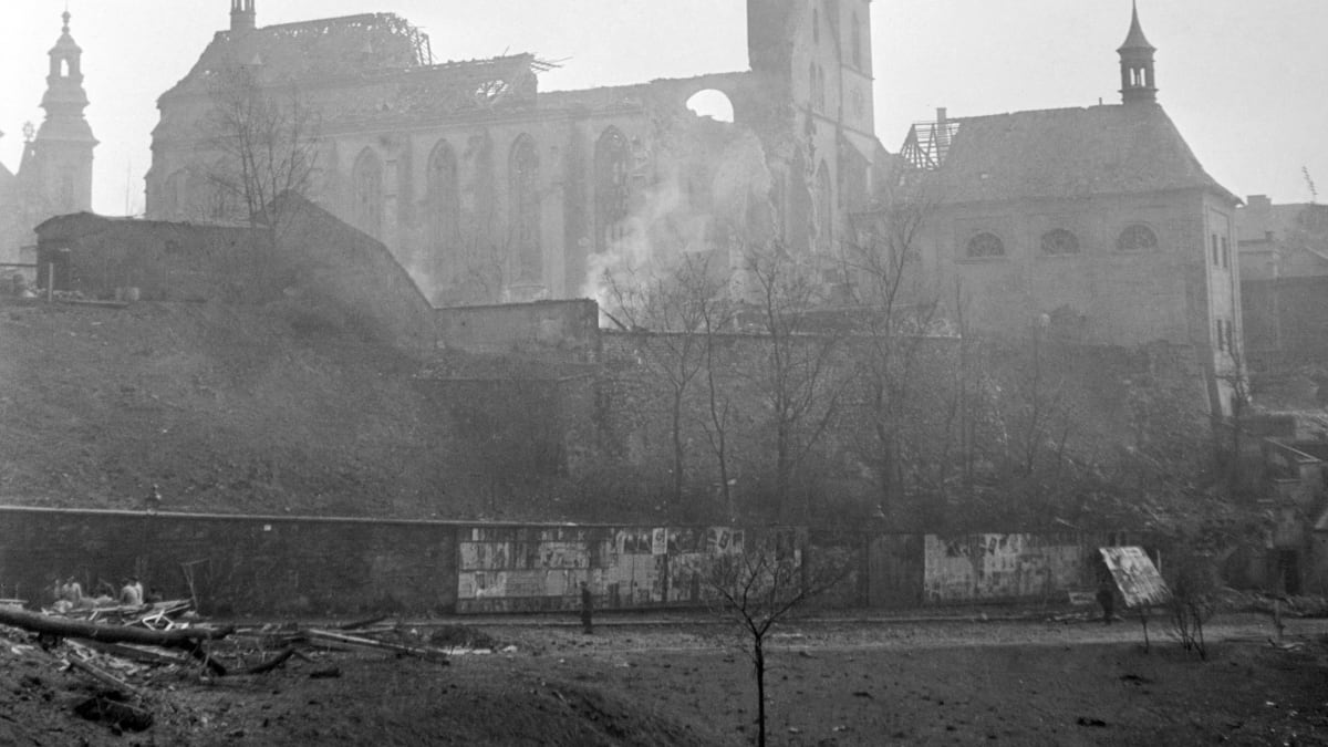 Pražské Emauzy po bombardování spojeneckým letectvem.
