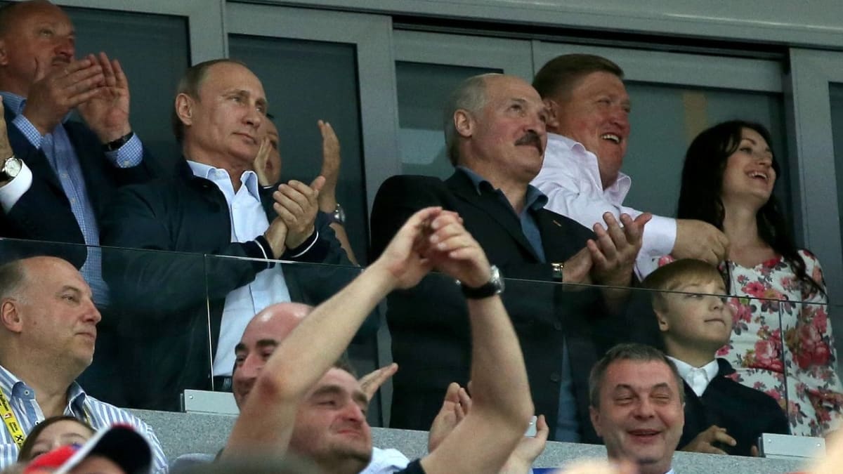 Dva kontroverzní prezidenti, ale také velcí hokejoví fanoušci. Fotografie Vladimíra Putina a Alexandra Lukašenka pochází z mistrovství světa v Minsku v roce 2014.
