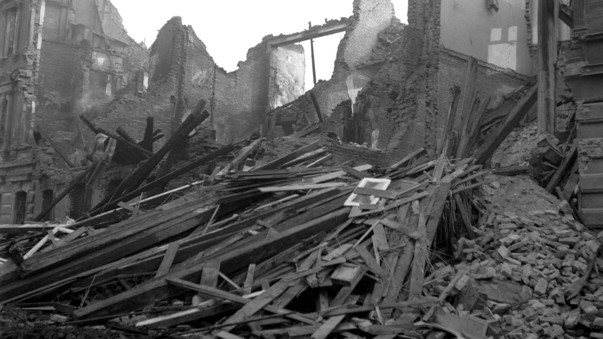 Hromada suti po bombardování Brna.