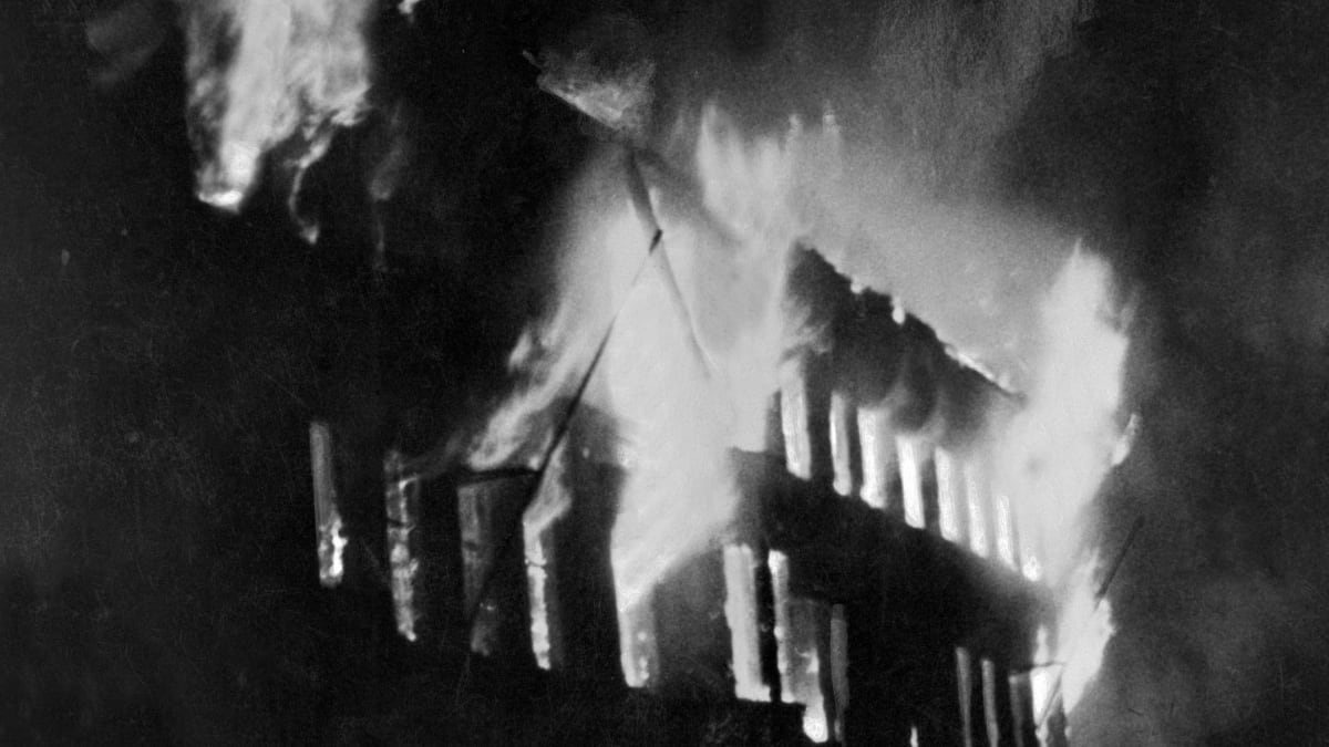 Hořící brněnský dům po bombardování z listopadu 1944.