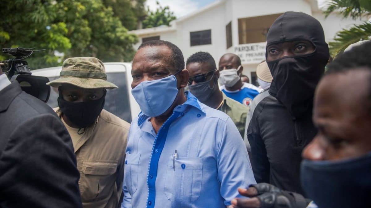 Předseda haitského svazu Yves Jean-Bart (uprostřed) měl opakovaně sexuálně zneužívat hráčky. Dostal jako trest doživotní zákaz působení ve fotbale. 