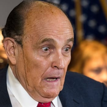 Právní poradce Rudy Giuliani se na brífingu výrazně potil, až mu po tváři stékala černá barva.