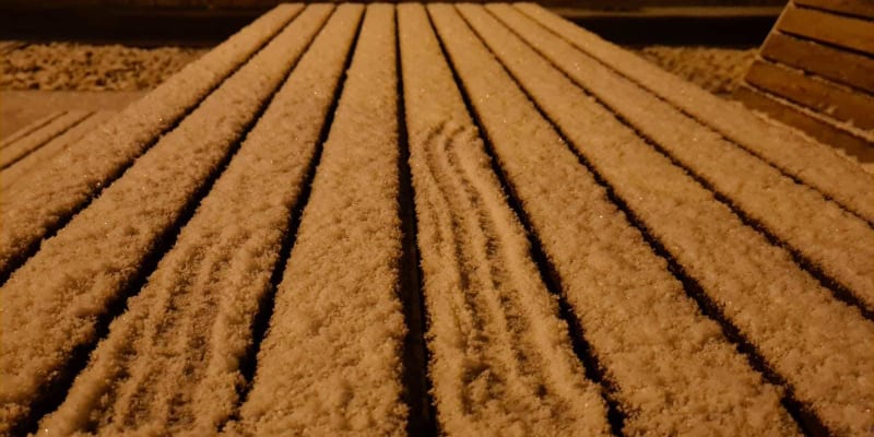 Českou Sibiř v pátek večer pokryl první sníh, fotografie pořízené po cestě z práce domů nám poslala naše čtenářka.