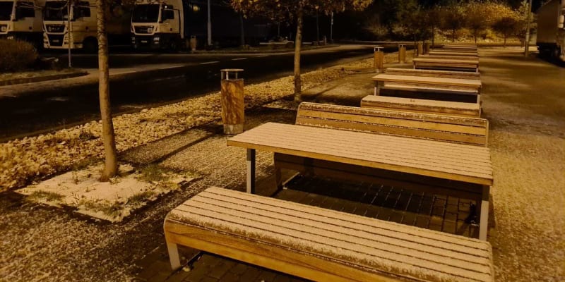 Českou Sibiř v pátek večer pokryl první sníh, fotografie pořízené cestě z práce domů nám poslala naše čtenářka.  